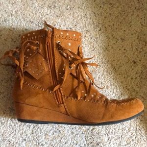 2016 Justice Wedge with frill. Size 7.